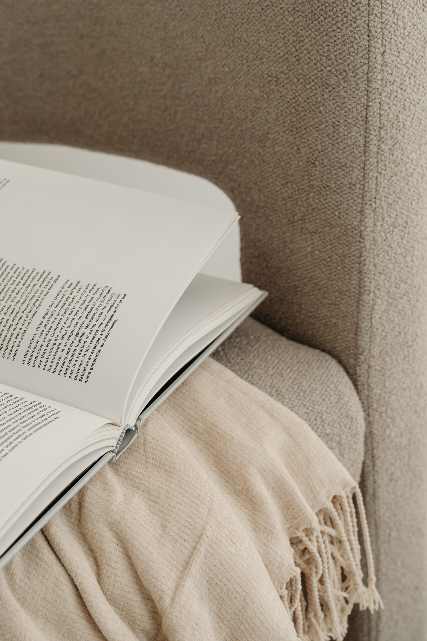 kaboompics_home-decorations-beige-armchair-candles-book-blanket-32087