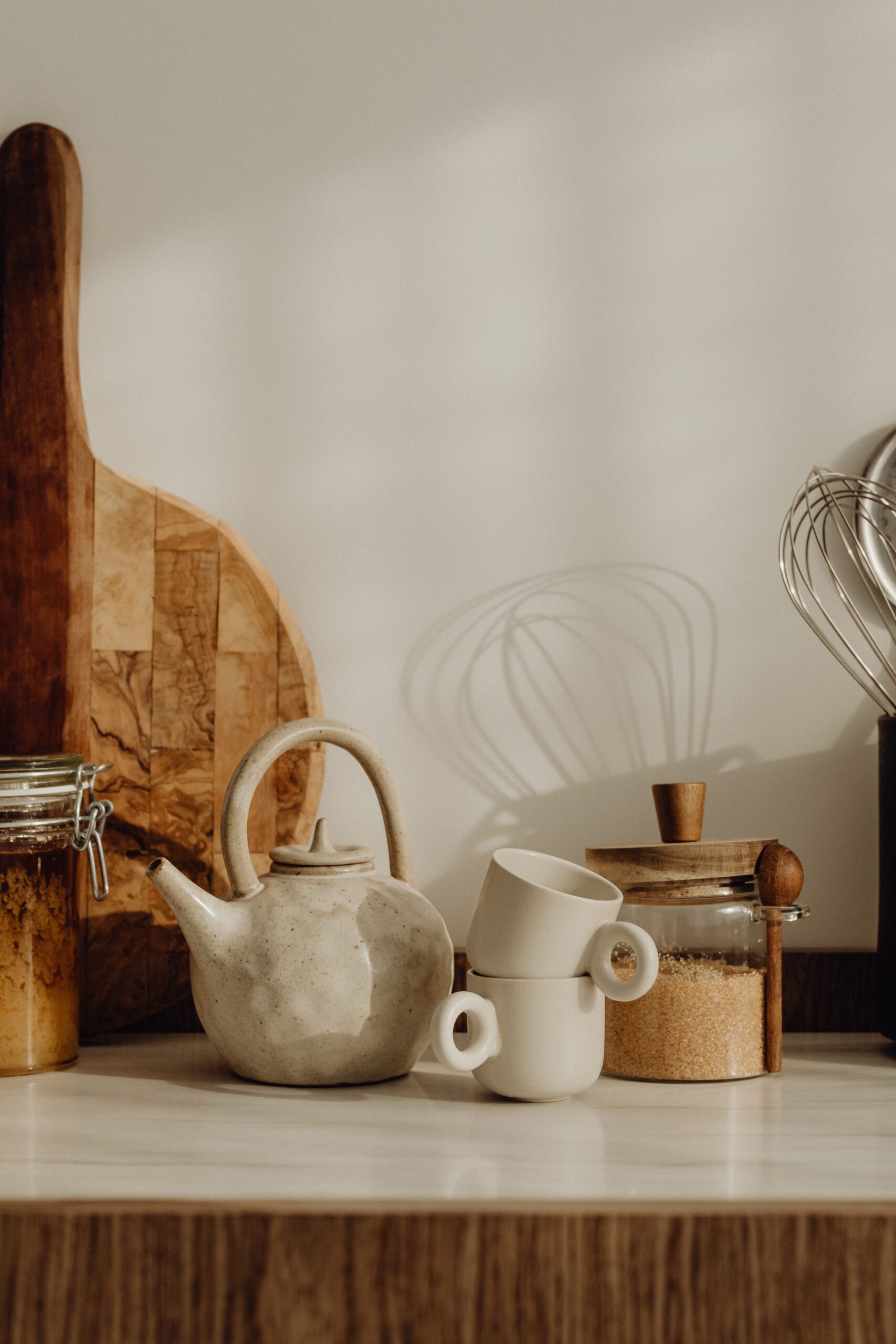 kaboompics_sugar-honey-and-teacups-in-the-kitchen-30723
